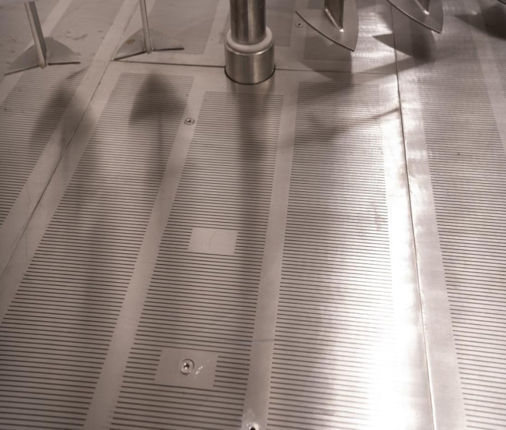 啤酒設備過濾罐內的濾板被耕刀刮起是怎么回事？