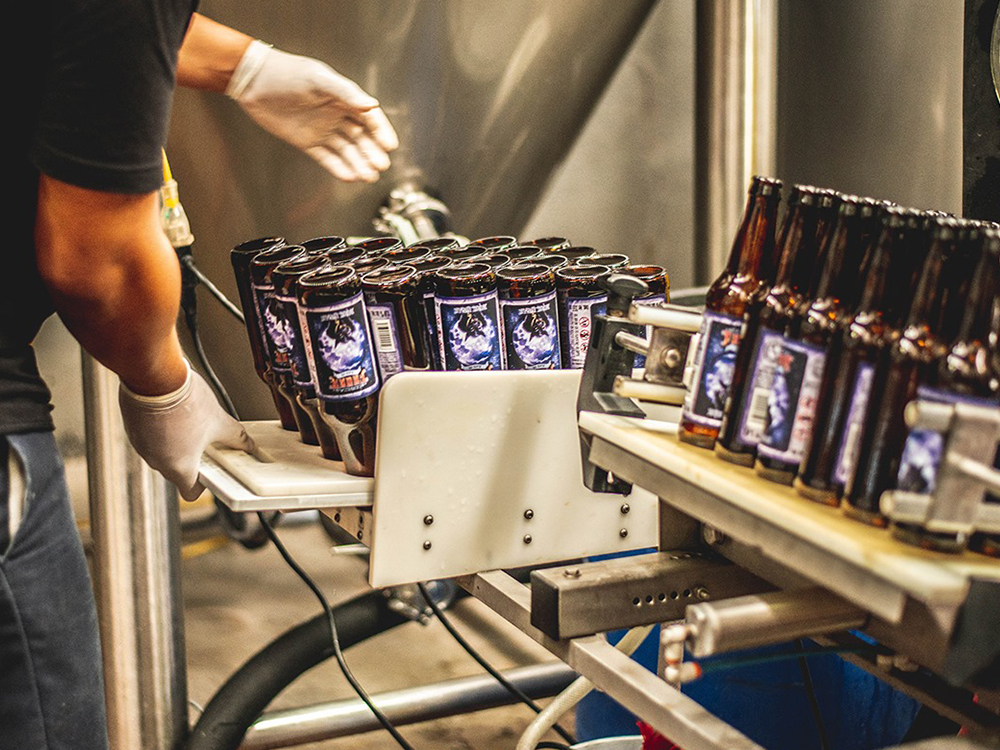 為什么啤酒瓶都是棕色和綠色的？