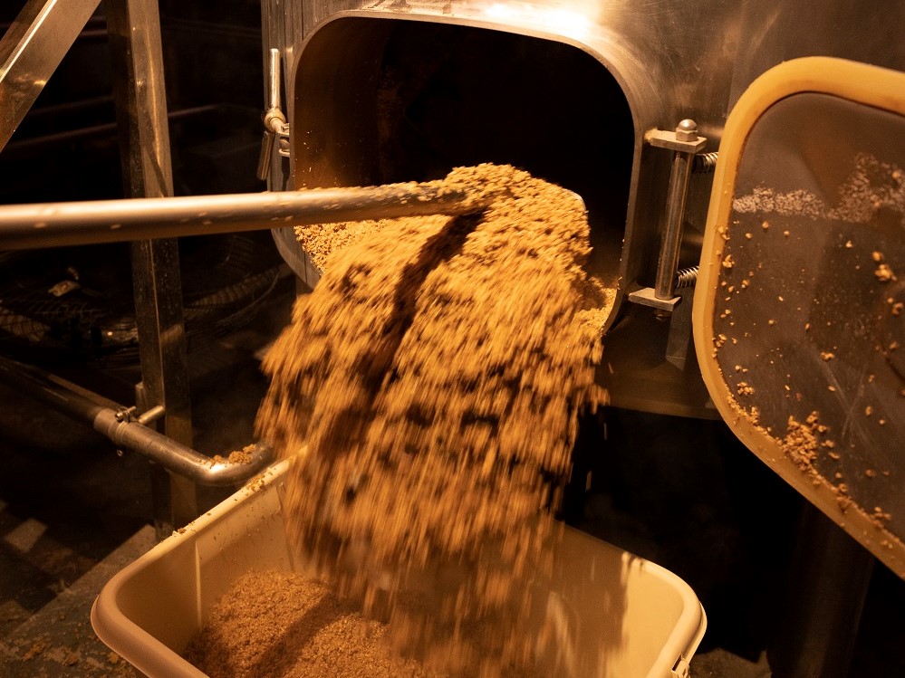 如何將釀酒產(chǎn)生的污水污物變廢為寶？